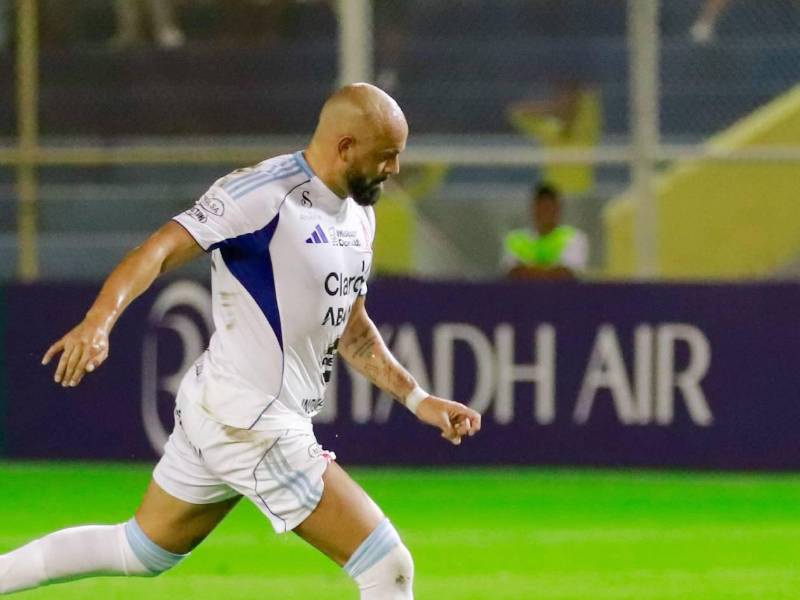 El delantero uruguayo Matías Mier del cuadro salvadoreño falló varias ocasiones en el primer tiempo.