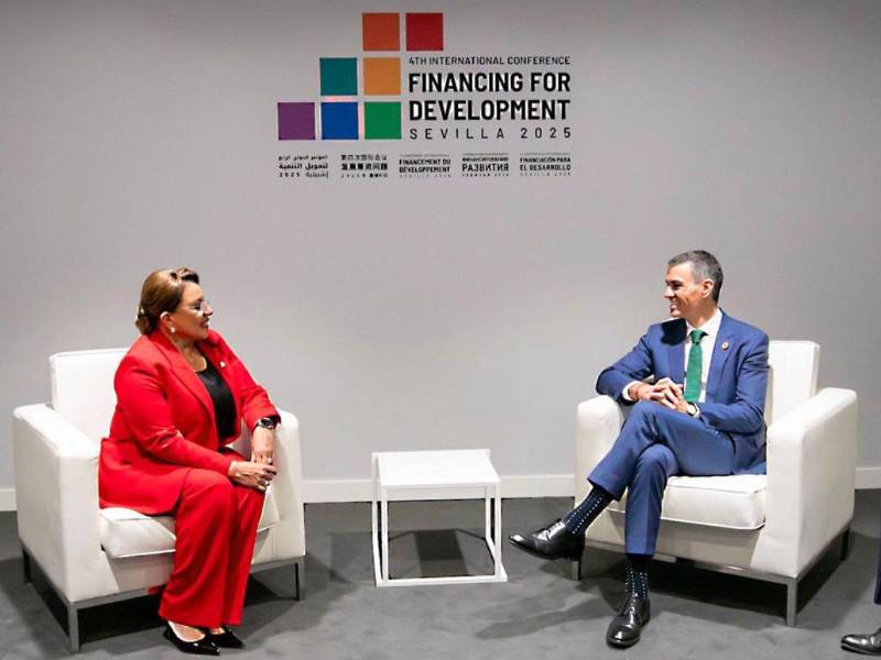 La mandataria hondureña junto a Pedro Sánchez, presidente del Gobierno español.
