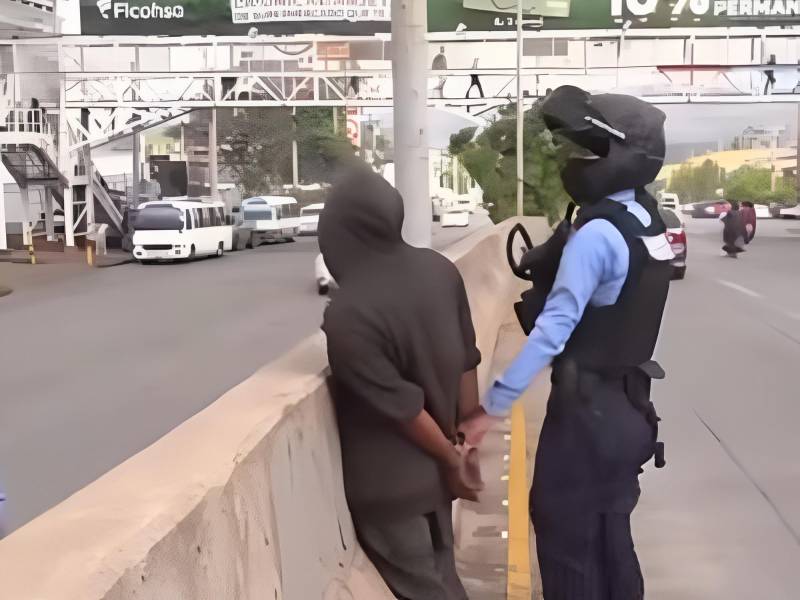 Cae agresor que supuestamente asaltaba a estudiantes con machete.
