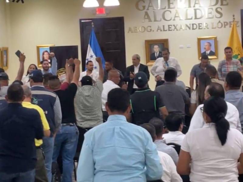 La decisión se tomó en una sesión extraordinaria, luego de cinco días de protestas y bloqueos impulsados por taxistas y pobladores que rechazaban el ajuste municipal.