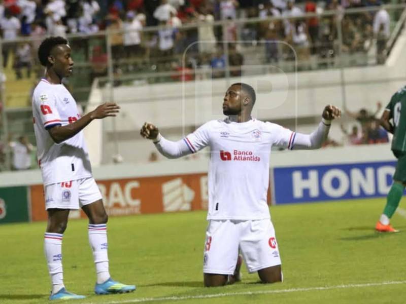 Celebración de Yustin Arboleda tras uno de sus tres goles.