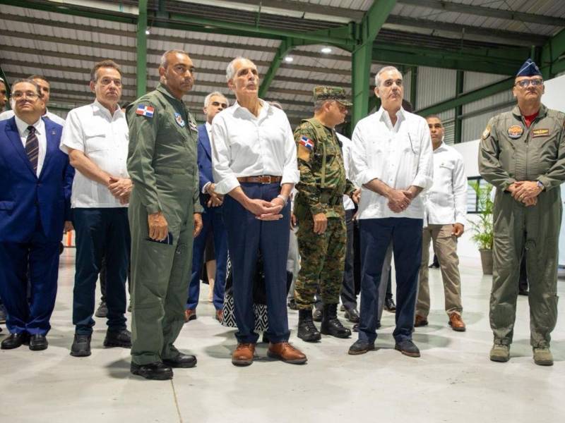 El viceministro de Defensa para Asuntos Aéreos y Espaciales, mayor general Carlos Ramón Febrillet Rodríguez, FARD, explicó al presidente Asfura, las características de los vehículos blindados Furia, durante su recorrido por la Base Aérea de San Isidro.