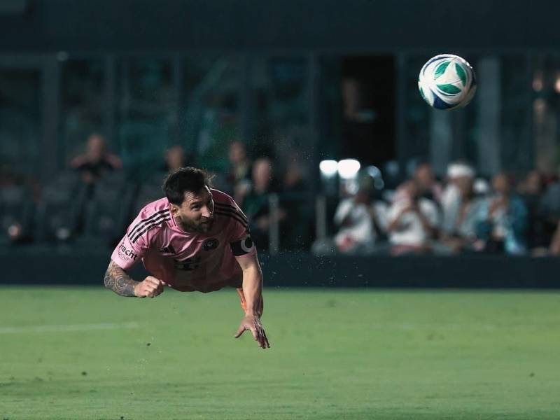 Messi se tiró de palomita para marcar su primer gol del partido y del Inter Miami ante Nashville.