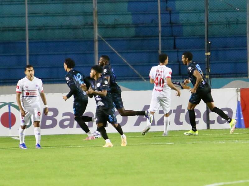 Jugadores del Victoria celebrando el gol que los tiene venciendo al Olimpia.