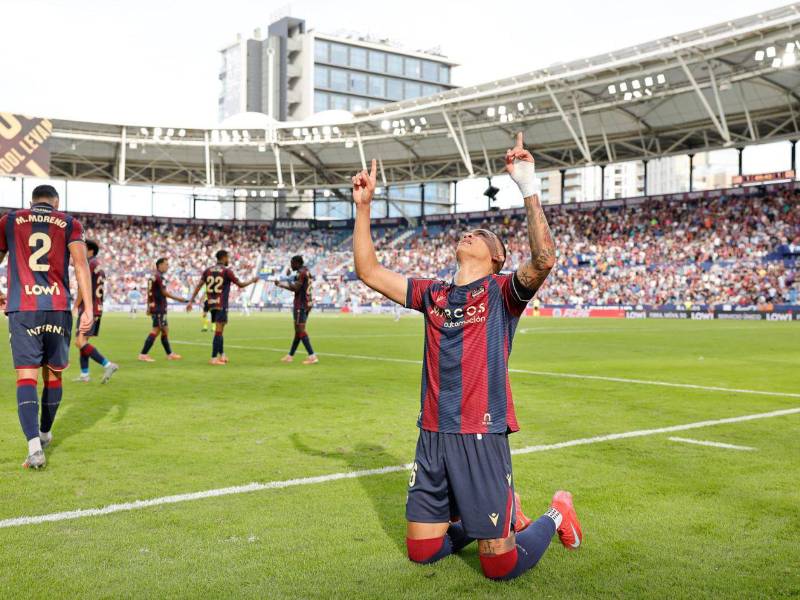 Kervin Arriaga festejando su gol.