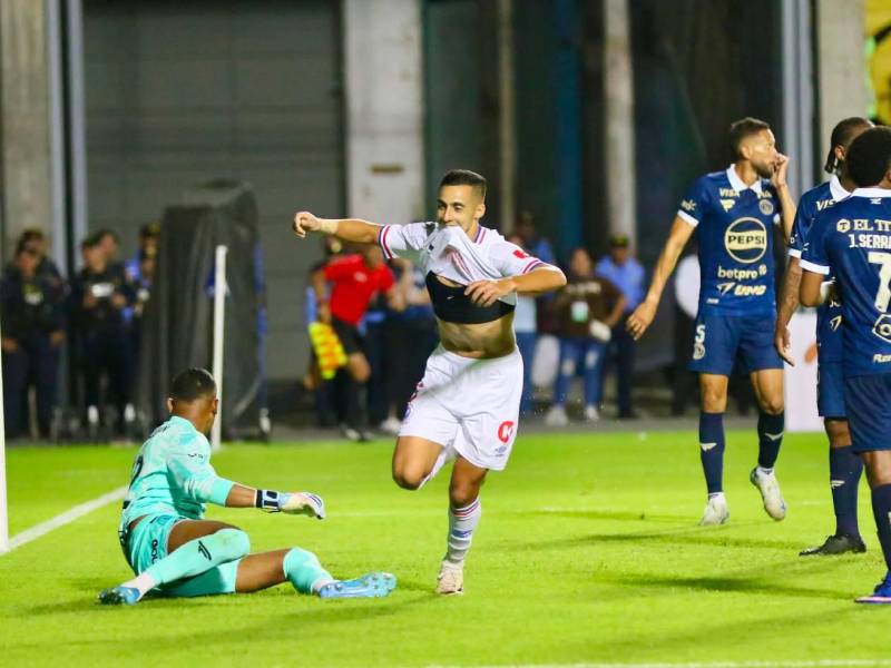El festejo del uruguayo Cuello tras marcar el gol.