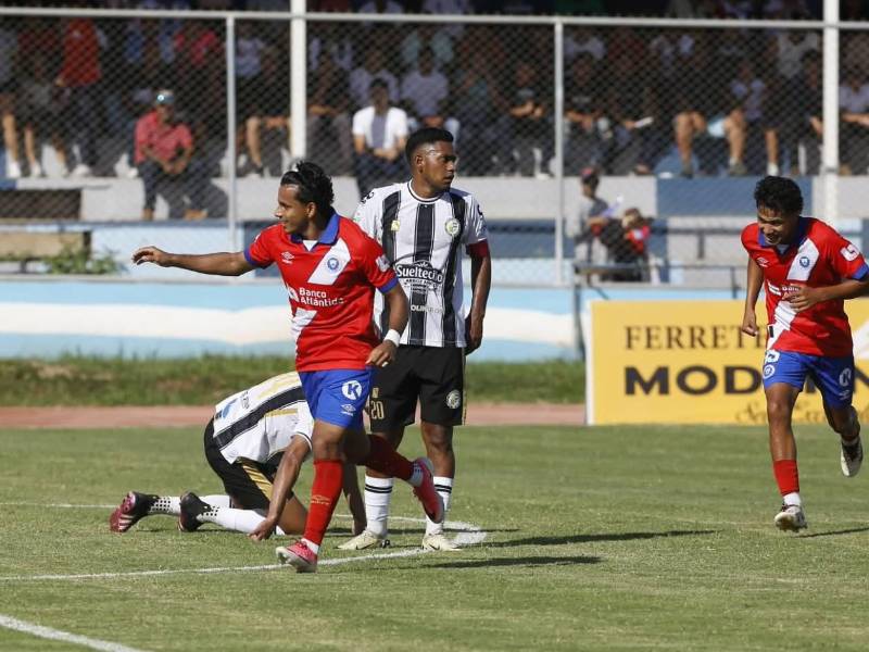El festejo de Edwin Rodríguez tras su golazo en el Juticalpa vs Olimpia.