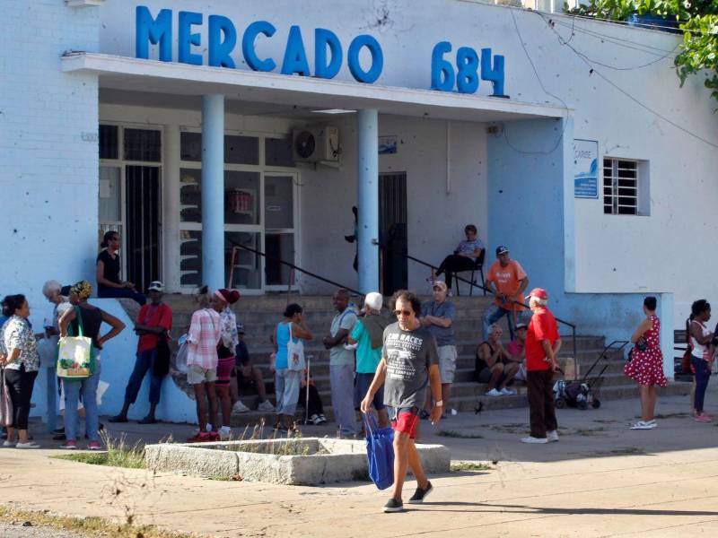 Personas esperan frente a un supermercado en La Habana, Cuba.