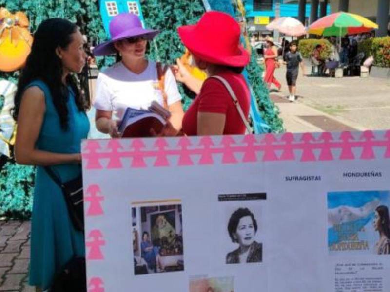 Mujeres en Tela exigieron acceso equitativo a oportunidades laborales y salarios dignos, además de políticas públicas con enfoque de género en Atlántida.