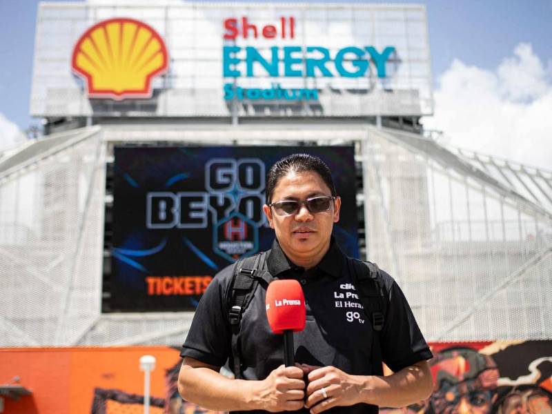 El periodista Erlin Varela de Grupo OPSA ya está en la ciudad de Houston, sede del duelo Honduras vs El Salvador.
