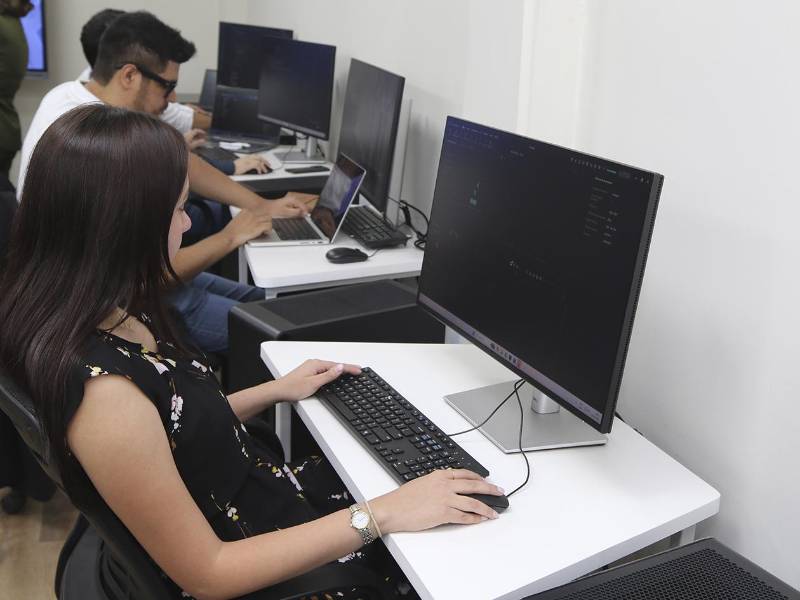Estudiantes de la Universidad Tecnológica de Honduras participan en el laboratorio de inteligencia artificial que desarrolla la plataforma tecnológica.