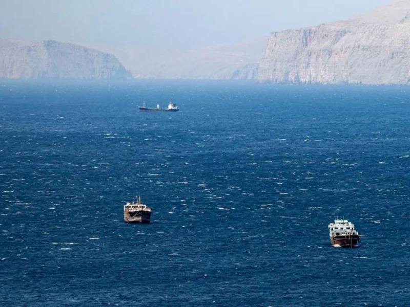 Buques en el estrecho de Ormuz vistos desde Khasab, gobernación de Musandam, Omán.