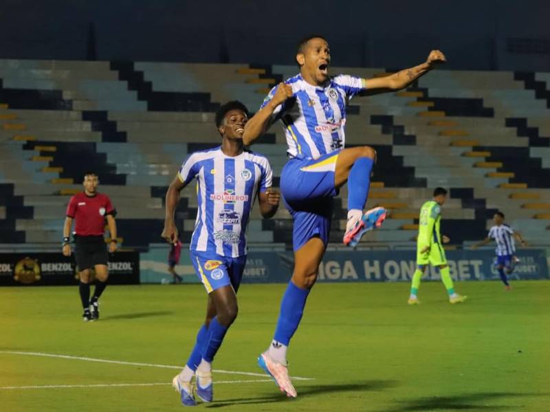 Yaudel Lahera festejando su gol que significó el segundo del Victoria ante Olancho FC.