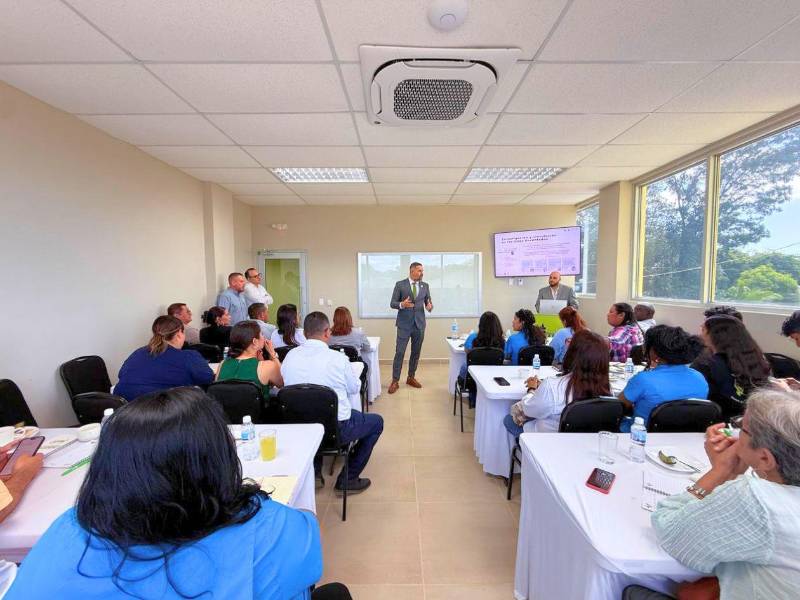 Roatán tiene el potencial de evolucionar hacia un modelo sostenible si se articulan esfuerzos entre los sectores público, privado y académico, resaltaron en el encuentro.