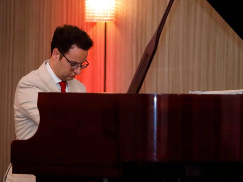 Calio Alonso fue el encargado de llevar a los asistentes a un Viaje al Piano, en el Club Hondureño Árabe de San Pedro Sula.