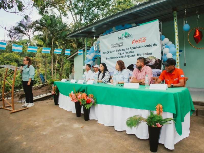 Mesa principal integrada por ejecutivos de Cervecería Hondureña y representantes de la Municipalidad de San Pedro Sula.