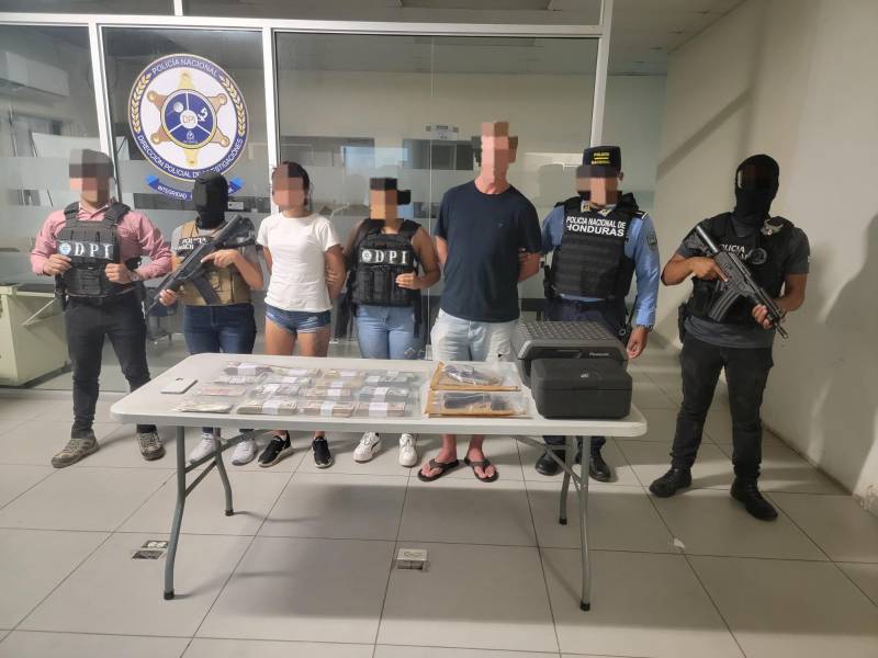 Detenidos en La Ceiba en posesión de droga, armas y una fuerte suma de dinero en efectivo en moneda nacional y extranjera.