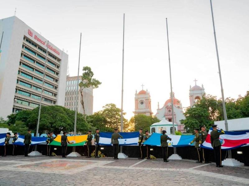 Con la Catedral Metropolitana San Pedro Apóstol como fondo, se observan las banderas de los países centroamericanos, junto a la Bandera Nacional de Honduras y el estandarte que representa a San Pedro Sula.