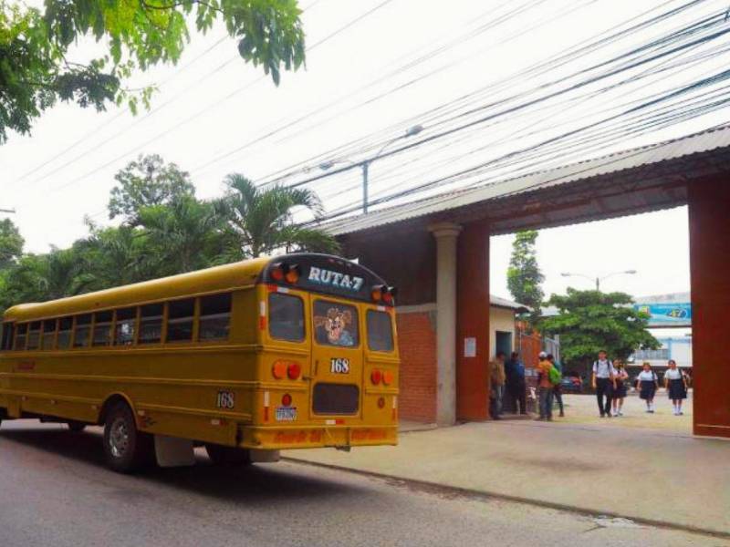 El director del INTAE hace un llamado para construir bahías y reductores de velocidad que garanticen la seguridad de los estudiantes frente al centro educativo.