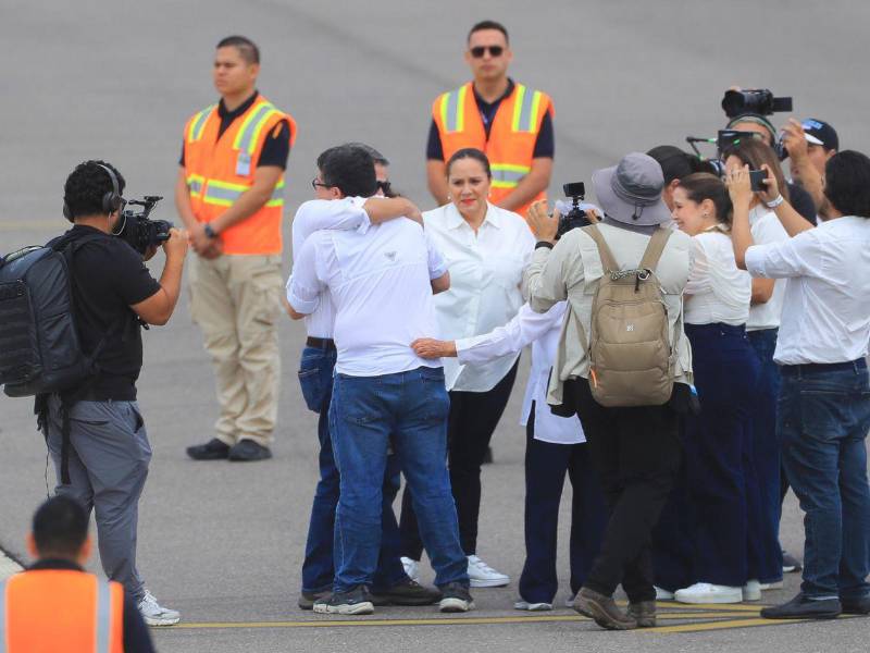 El expresidente Juan Orlando Hernández arribó este domingo al Aeropuerto Internacional de Palmerola, donde fue recibido por su familia tras más de cuatro años fuera de Honduras. Estas son las imágenes que dejó su arribo.