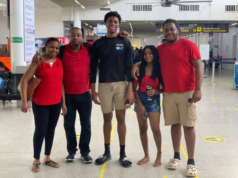 La familia (sus padres y hermanos (a) de Jafeth Martínez en Honduras.