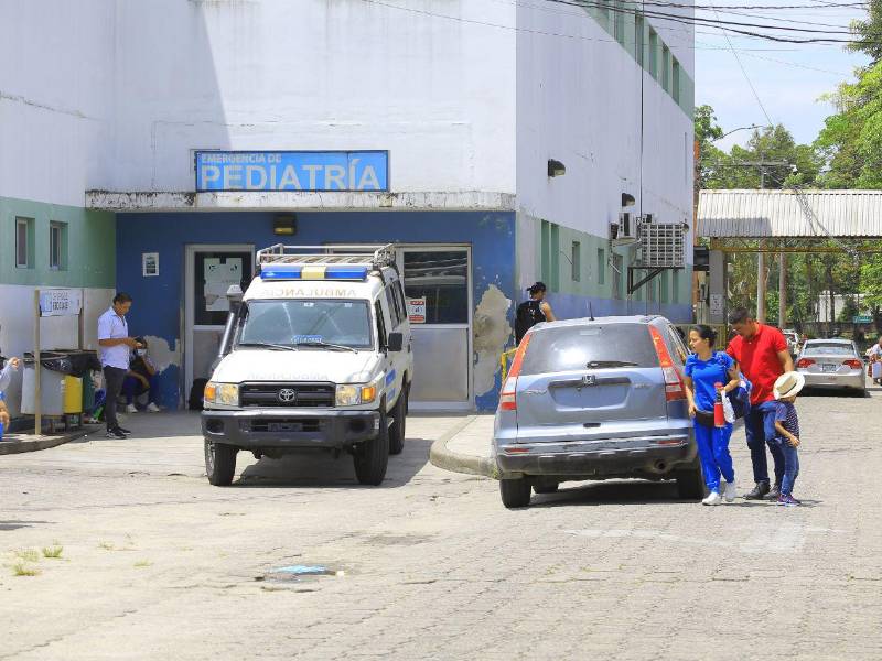 Familiares de pacientes transitan frente a la emergencia de Pediatría del hospital Mario Catarino Rivas en San Pedro Sula.
