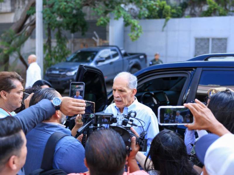 El presidente Nasry Asfura brindando declaraciones a los medios de comunicación sobre avances en infraestructura y temas sociales.