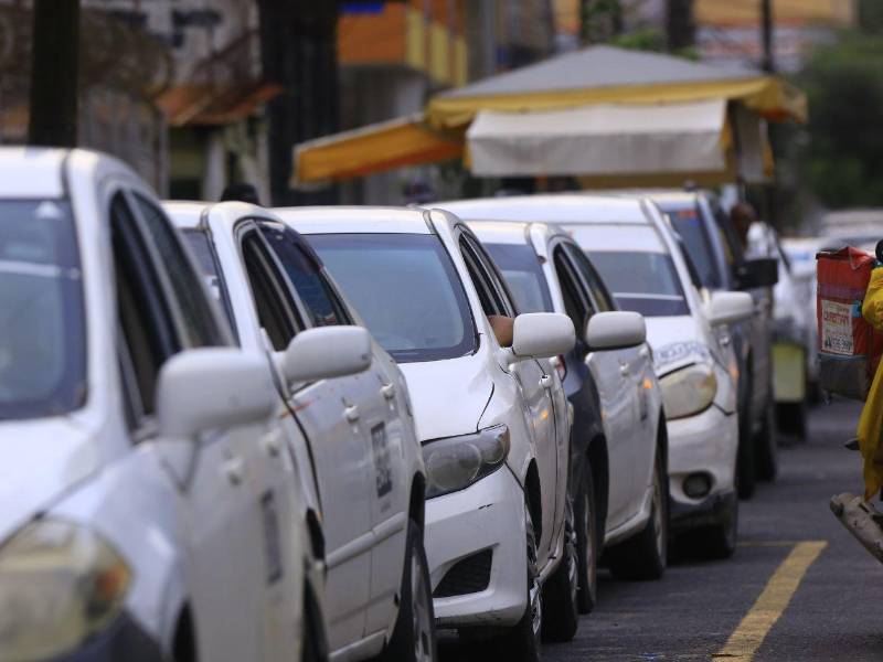 En las calles de las grandes ciudades, como San Pedro Sula y Tegucigalpa, circulan menos taxis blancos numerados, debido a que muchos usuarios prefieren el servicio por plataformas digitales, también por el surgiemiento de oferentes de este transporte de manera ilegal.