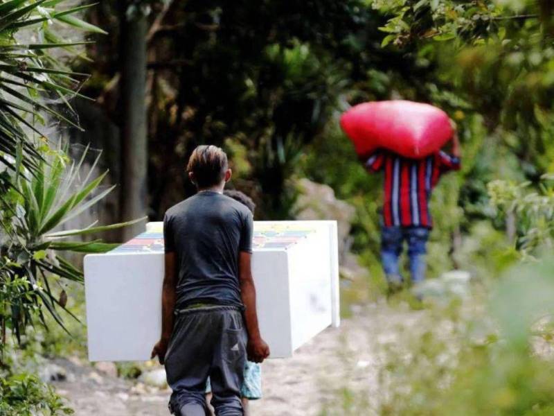 Muchas personas logran sacar sus pertenencias como pueden ante la amenaza que los obliga a dejar sus hogares.