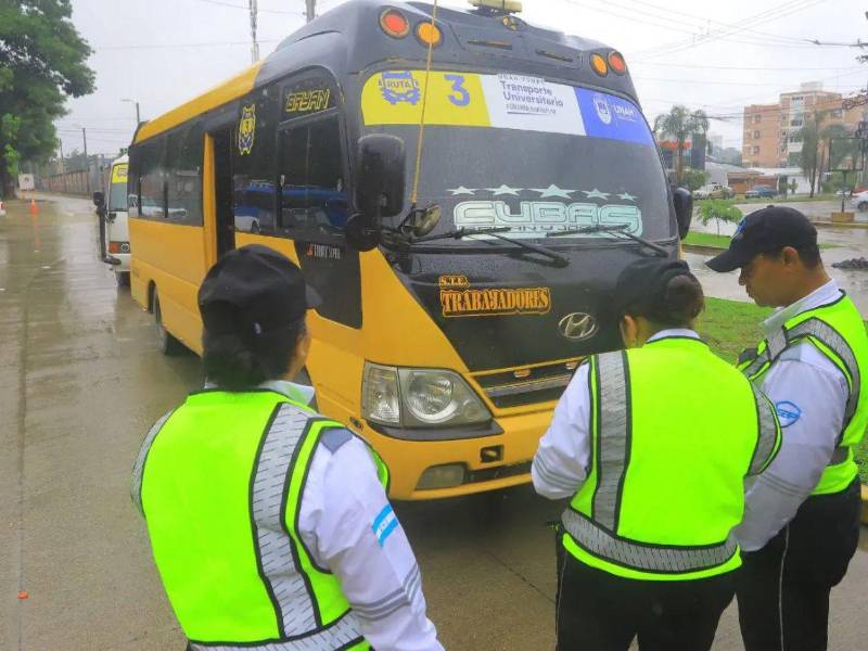 El transporte gratuito es uno de los servicios que ofrece la Unah, y beneficia a más de 20,000 jóvenes.