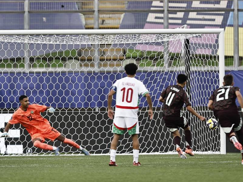 Gilberto Mora lanzando el penal que le dio la clasificación a México a octavos de final del Mundial Sub-20.