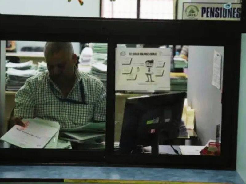 Los interesados para obtener el beneficio deben presentarse ante la Secretaría General o en una oficina regional del IHSS y realizar la solicitud correspondiente, cumpliendo con los requisitos establecidos.