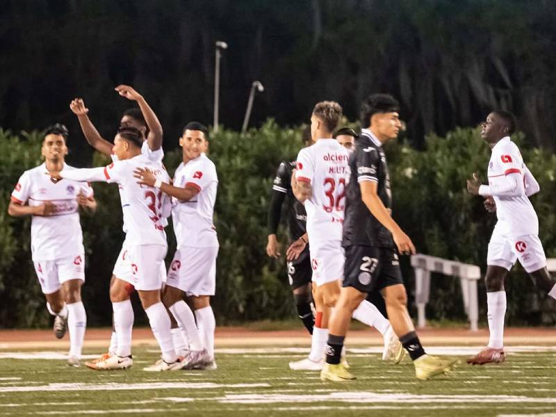 Los jugadores del Olimpia festejando el gol de Josman Figueroa contra el Motagua en New Orleans.