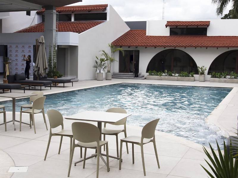 La renovada área de piscina ofrece un ambiente ideal para el descanso y la recreación, convirtiéndose en un espacio pensado para que huéspedes y visitantes disfruten momentos de relajación en un entorno moderno y acogedor.