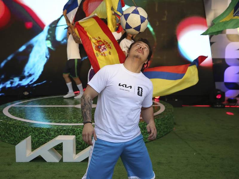 Ejecutivos y colaboradores de Corporación Jaar durante el lanzamiento oficial de la promoción “Tu Kia te lleva a la Copa Mundial de la FIFA 2026™”.