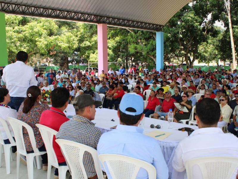 Autoridades, representantes del Comité de Defensa de los Bienes Comunes de Quimistán y pobladores del municipio informándose sobre el proyecto de construcción de la represa El Tablón.