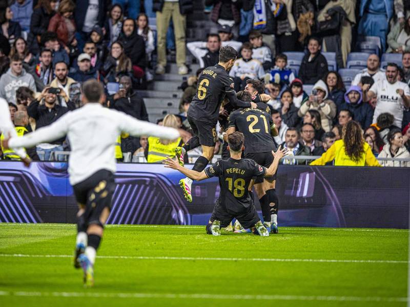 La locura de los jugadores del Valencia celebrando el gol del triunfo ante Real Madrid.