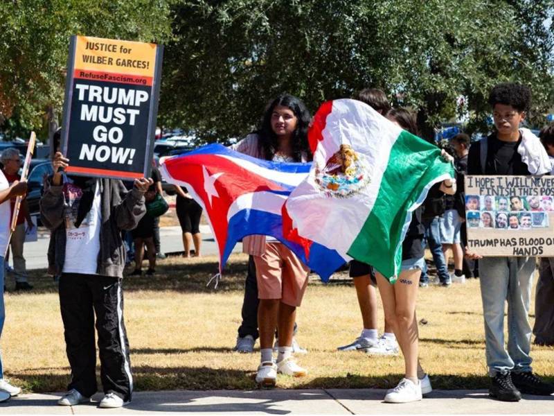 Personas durante una manifestación en contra del Servicio de Inmigración y Control de Aduanas (ICE), en Pflugerville, Estados Unidos.