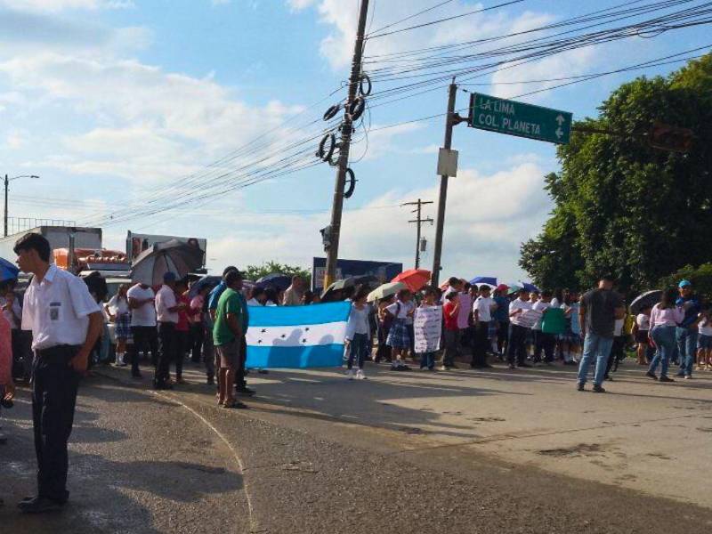 Estudiantes y padres de familia del Instituto Alfonso Hernández Córdova, en el sector Planeta, volvieron a protestar en el bulevar que conduce hacia El Progreso.