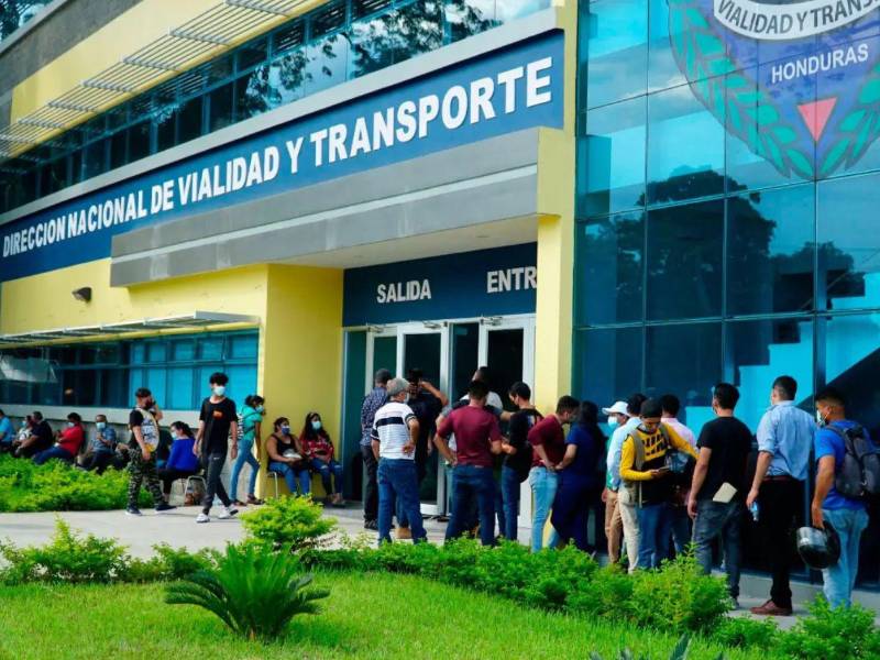 La DNVT mantiene operativos intensivos los días viernes, sábado y domingo, incluyendo jornadas de madrugada para facilitar el flujo vehicular.