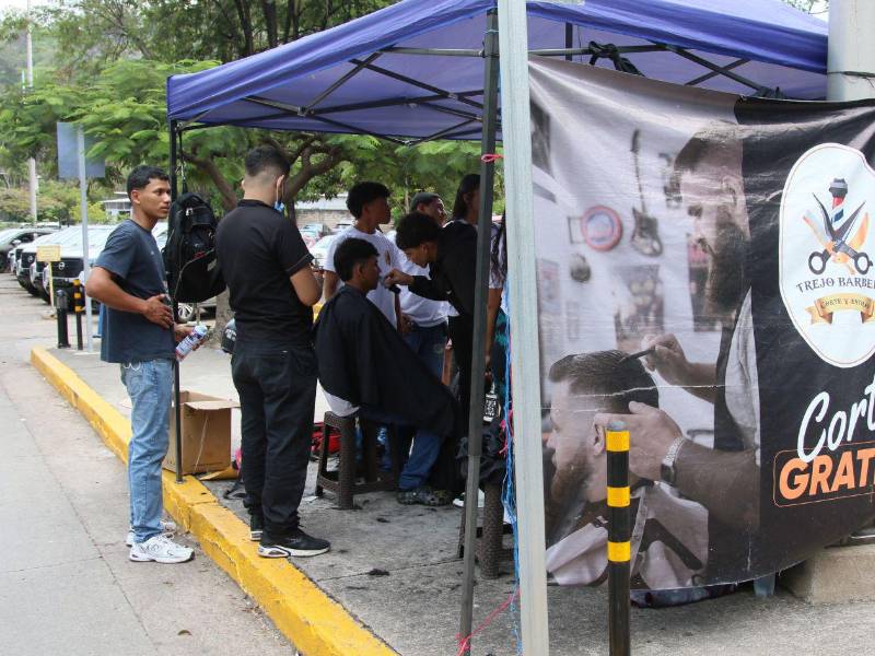 Cortes gratis ahora se brindan dentro del Hospital Escuela con seguridad.