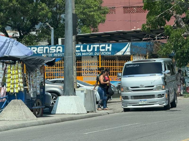 Además de detenerse en zonas prohibidas, los rapiditos realizan el ascenso y descenso de pasajeros fuera de las paradas autorizadas, generando congestionamiento y riesgos para conductores y peatones.