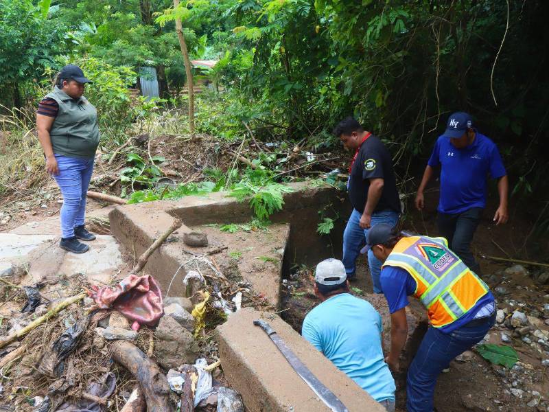 En Villanueva, autoridades municipales han contabilizado al menos 100 familias afectadas tras el desbordamiento de varias quebradas.