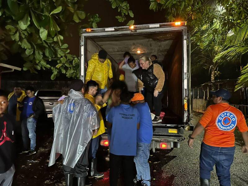 Dramático rescate de familias de la colonia Dios con Nosotros de La Ceiba