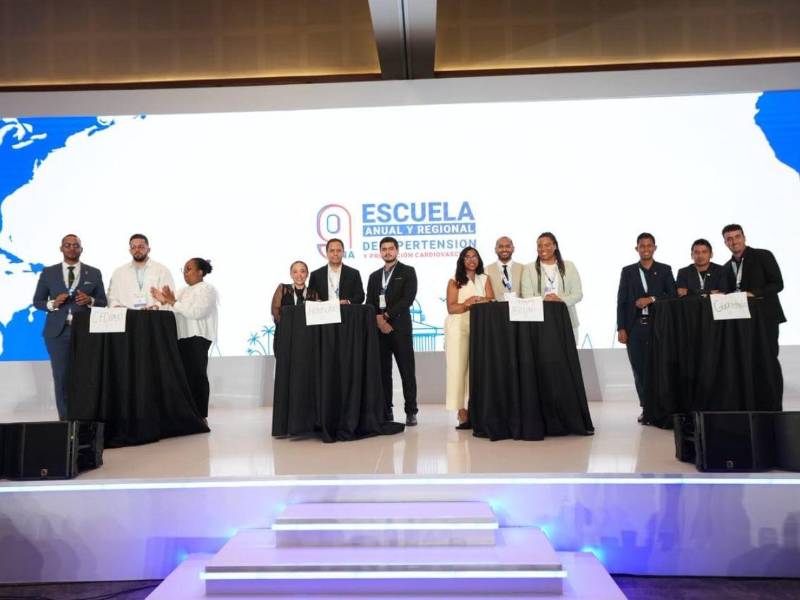 Dulce Segura, Gustavo Colindres y Marvin Villanueva celebran el tercer lugar obtenido en la competencia académica <i>Cardio Trivia</i>, durante el Congreso Interamericano de Prevención Cardiovascular en República Dominicana.