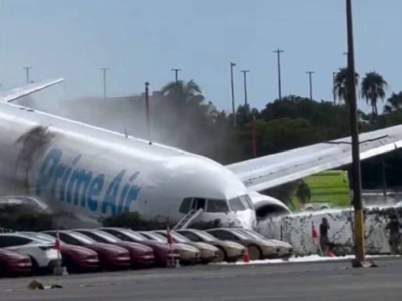 El avión de carga de Amazon que se estrelló el domingo al aterrizar en el Aeropuerto Internacional de Miami, en un accidente en el que fallecieron cinco personas, colisionó con dos vehículos al salirse de la pista, entre ellos una furgoneta en la que viajaban siete pasajeros. Imagen de redes sociales.