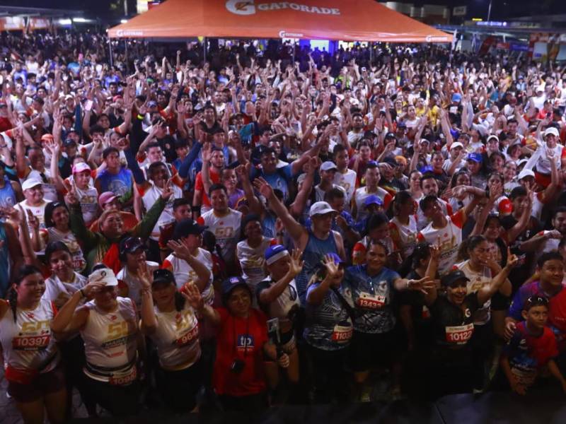 Miles de corredores se apostaron desde las 5 de la mañana en el parqueo de Comisariato Los Andes.