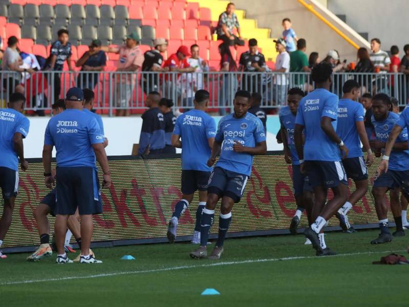 Jugadores del Motagua cuando realizaban ejercicios de estiramiento.