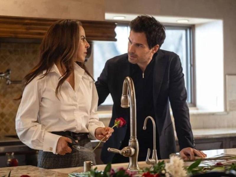 Kate y Adan Canto en The Cleaning Lady.