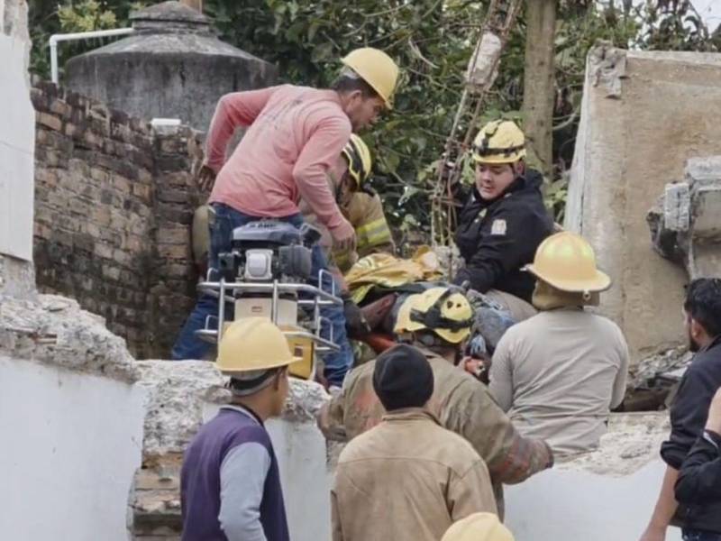 Compañeros de trabajo y unidades de emergencia sacaron el cuerpo de Antonio Contreras de los escombros.